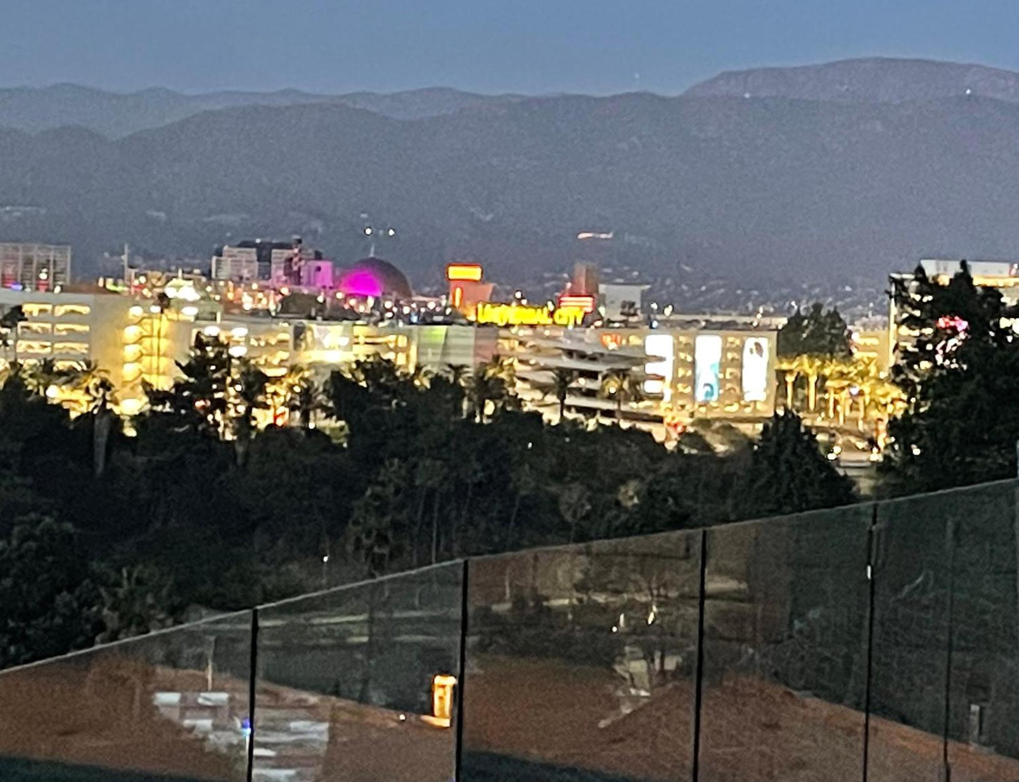 Villa Luxury Hollywood Hills Gated View Estate - Ultra Private And Gorgeous! Minutes To Universal And Hollywood!